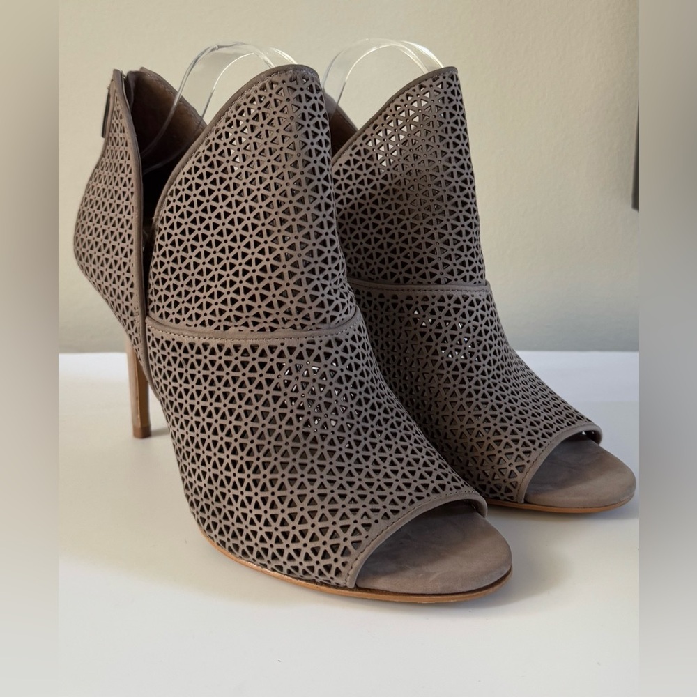 Vince Camuto Womens Vatena Ankle Bootie Sz 10M Mesa Taupe
Nubuck Heels Laser cut